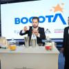 Foto del lanzamiento 'Conexión Bogotá Experiencias de Café' con baristas haciendo mezclas de café.