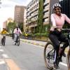 Foto de una mujer disfrutando de la Ciclovía en Bogotá.