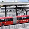 Foto de un bus de TransMilenio en una estación