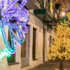Imagen de una calle del centro iluminada con decoración navideña