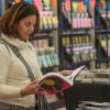 Imagen de ciudadana leyendo el Bogotálogo en la Feria del Libro IDPC
