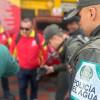 Foto de un policía del Agua en Bogotá con otros funcionarios