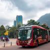 Foto de un bus de TransMilenio en una vía de Bogotá
