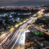 Imagen panorámica de una avenida de Bogotá en la noche
