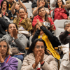 Imagen de varias mujeres aplaudiendo durante el evento