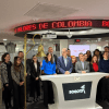 Foto de funcionarios del Distrito y actores del mercado que celebran en la Bolsa de Valores de Colombia el regreso de Bogotá al mercado local de bonos.