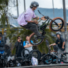 Imagen de un deportista saltando en la pista de BMX