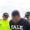 Foto del capturado junto con dos policías