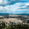 Panorámica de Bogotá en la que se ve un día resplandeciente con el cielo despejado.