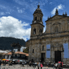Panorámica de la Plaza de Bolívar de Bogotá en la que se aprecia un día soleado con cielo despejado.