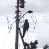 Imagen de un técnico de ENEL ralizando mantenimiento en un poste de luz.