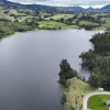 Imagen de un lago y al fondo de montañas cercanas a Bogotá