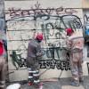 Imagen de funcionarios borrando grafitis.