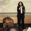 Imagen de funcionaria exponiendo en auditorio