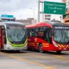 Foto de dos buses de TransMilenio en una vía de Bogotá