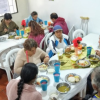 Imagen de varias personas almorzando en un Comedor Comunitario