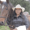Foto de una mujer con un caballo cafe 