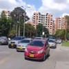 Foto de vehículos en una vía de Bogotá