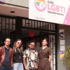 Imagen de varias personas al frente de la Casa LGBT