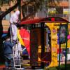 Foto que muestra personas limpiando el Parque de los Hippies en Bogotá