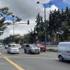 Foto de varios vehículos en una vía de Bogotá