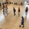 Imagen de varios hombres practicando baloncesto.