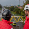 Imagen de Orlando Molano, director del IDU, y de Carlos Fernando Galán, alcalde Bogotá, encima de un puente en obra.