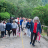 Imagen de personas subiendo al Sendero de Monserrate