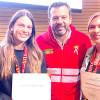 Foto que muestra al alcalde Mayor de Bogotá, Carlos Fernando Galán, junto a dos participantes durante el evento de reconocimiento a gestores