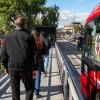 Foto de personas junto a un bus de TransMilenio