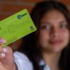 Foto de una estudiante con la tarjeta TuLlave
