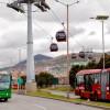 Foto de un bus de TransMilenio cerca de sistema TransMiCable
