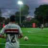 Imagen de jóvenes jugando fútbol en una cancha en la localidad de Fontibón