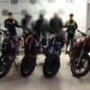Foto de los tres capturados y seis motocicletas recuperadas tras el operativo en el centro de Bogotá.