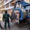 Foto de operadores de la Acueducto de Bogotá realizando verificaciones de redes del alcantarillado.