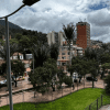 Imagen panorámica de Bogotá en la que se aprecia un día soleado
