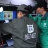 Foto de dos funcionarias de la Secretaría Distrital de Ambiente en controles de calidad del aire en vías de Bogotá.