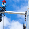 Imagen de técnicos de Enel haciendo mantenimiento a un poste de luz