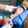 Foto de una persona donando sangre en Bogotá 