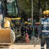 Foto de obreros y trabajadores de la Línea 1 del metro de Bogotá realizando trabajos de rehabilitación y obras de construcción.