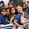 Foto de unos niños de regreso a clases en Bogotá 