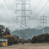 Imagen de unas torres de energía donde se aprecian las cuedas que las conectan.
