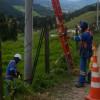 Imagén de técnicos de ENEL realizando mantenimiento en postes ubicados en zona rural