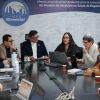 Foto del secretario de Salud hablando con otros funcionarios del sector salud 