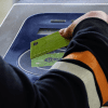 Imagen de una persona pasando la tarjeta TuLlave en un torniquete de TransMilenio