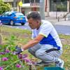Exhabitante de calle en labores de embellecimiento del Park Way