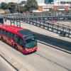 Foto de un bus de TransMilenio en una vía de Bogotá