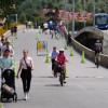 Imagen de muchas personas disfrutando de la ciclovía de Bogotá.
