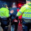 Imagen de una persona capturada por dos integrantes de la Policía