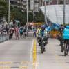 Foto de personas en bicicleta en Bogotá